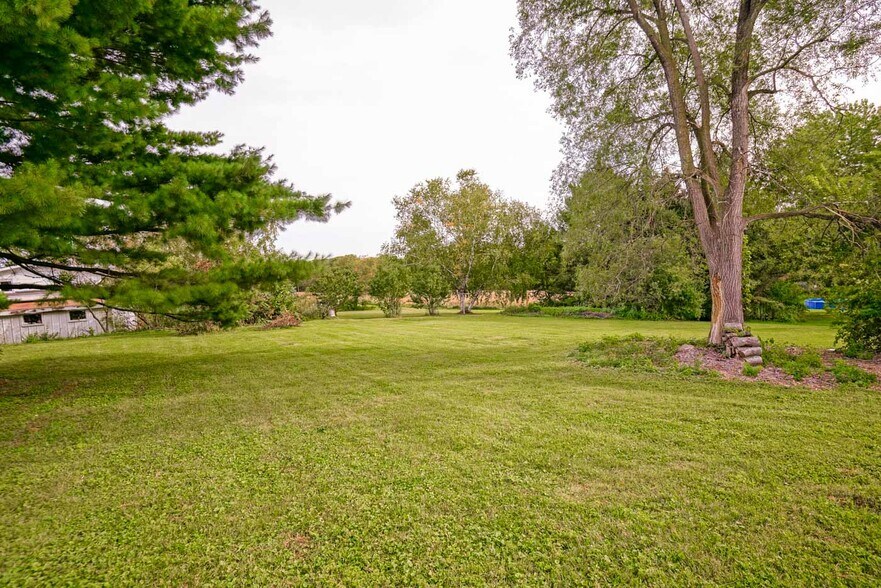 Over 1 acre yard - 4688 Capitol View Rd