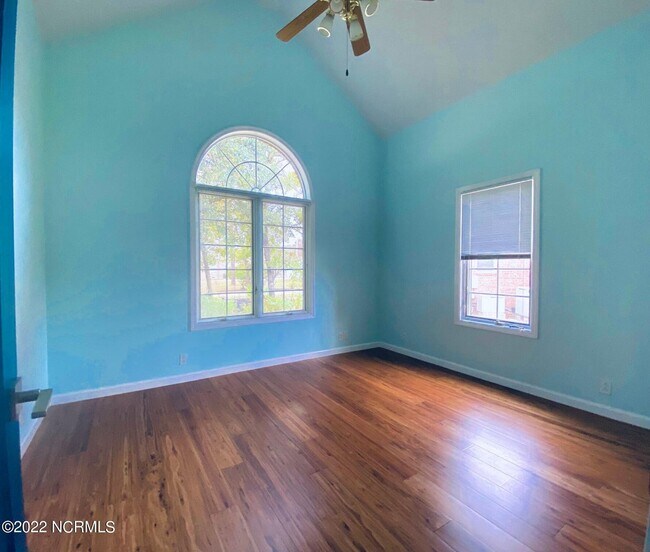 Building Photo - 906 Diamond Ct