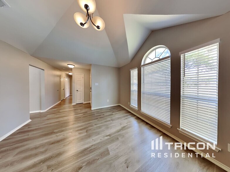 Building Photo - 352 N Beltwoods Dr