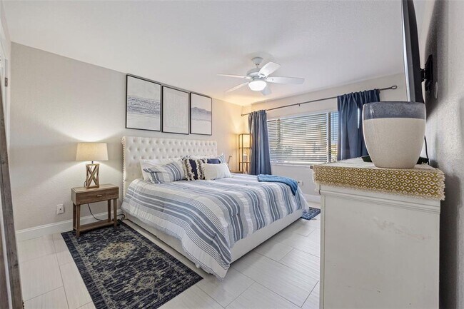 Building Photo - 1008 Apollo Beach Blvd