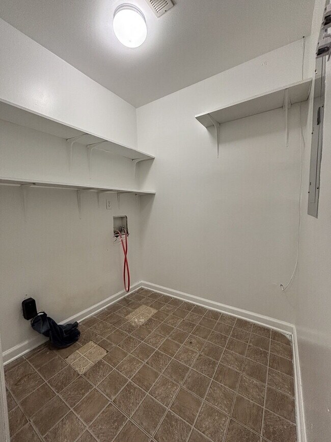 Building Photo - 115 Aylesbury Rd