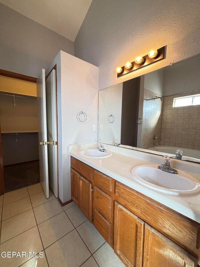 Building Photo - 10905 Loma De Rio Pl