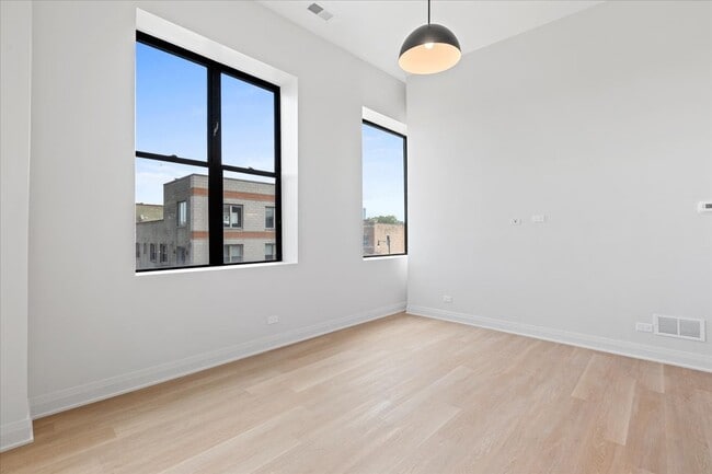 Building Photo - 1934 W North Ave