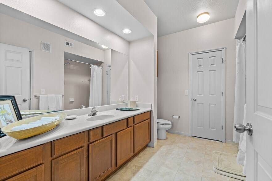Large Bathroom - 6765 Corporate Blvd