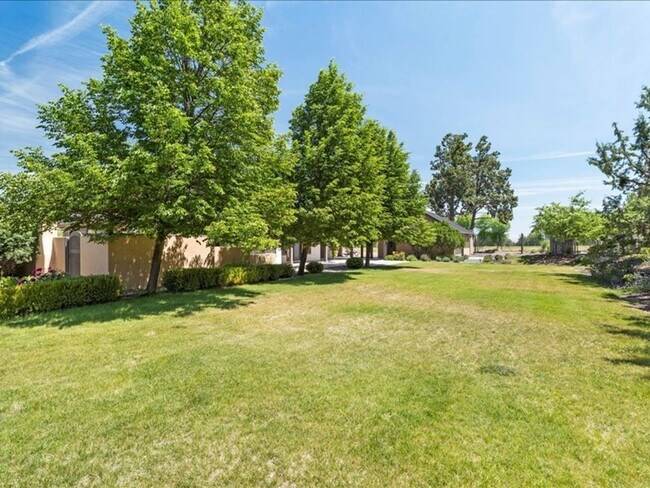 Building Photo - Stunning Tumalo Home on 3.21 Acres with Ca...