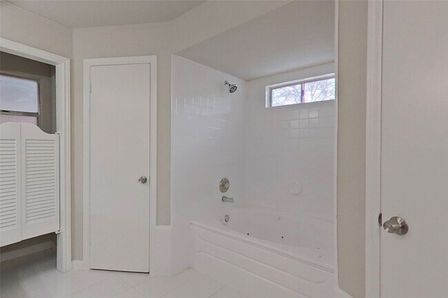 Building Photo - 20206 Lake Sherwood Dr