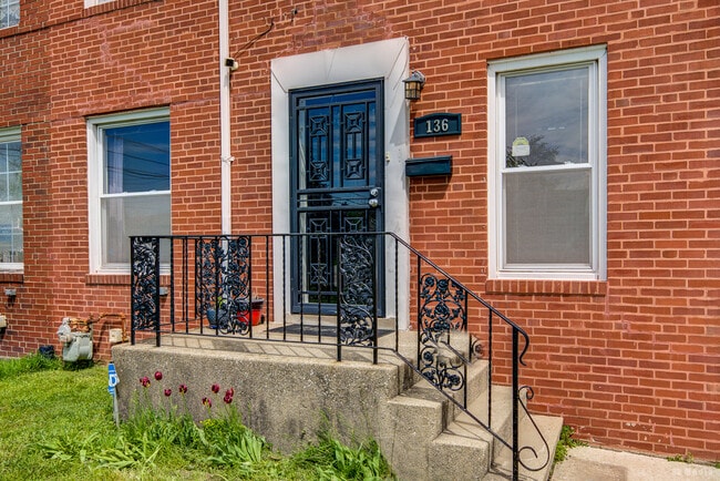Building Photo - 136 Webb St