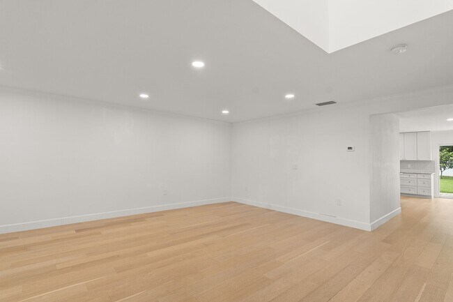 Building Photo - 5947 Ridge Lake Cir