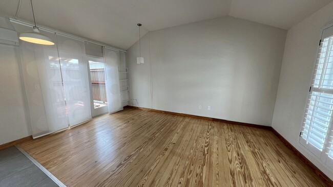 Building Photo - 6 month lease available. 2 bedroom in Sout...