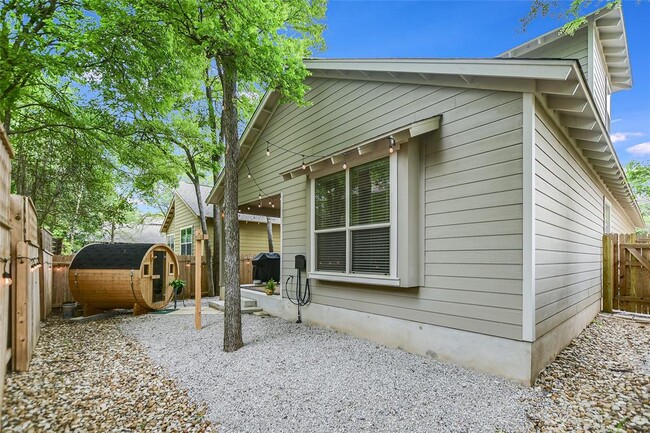 Building Photo - 2516 Amur Dr
