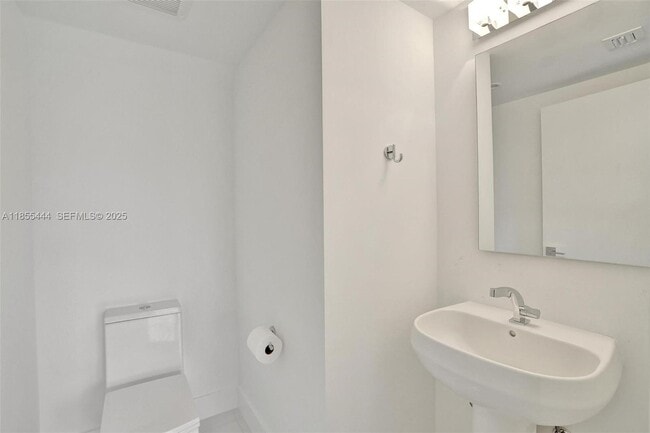 Building Photo - 516 SE 1st Cir