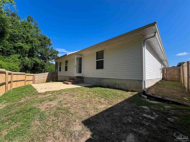 Building Photo - 202 Creekview Dr