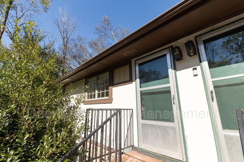 Building Photo - 2425 Ashmore Ave