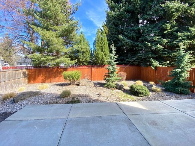 Building Photo - SW Bend Home Close to Old Mill & Deschutes River Trail
