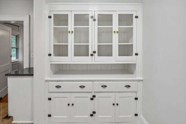 Kitchen - 1858 Lyle Ave