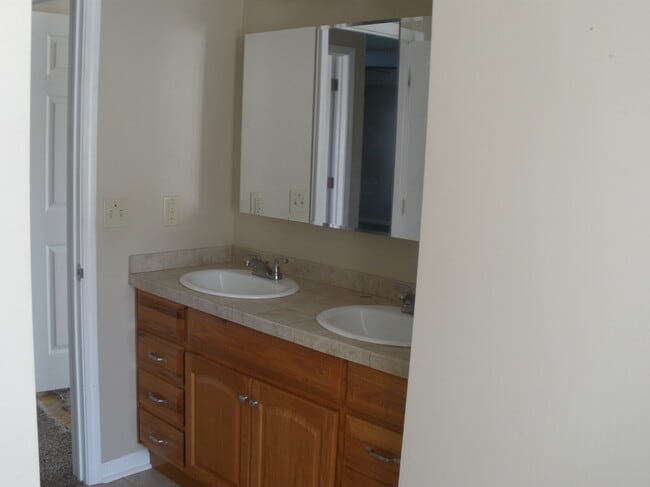 Building Photo - 1014 Hospital Dr