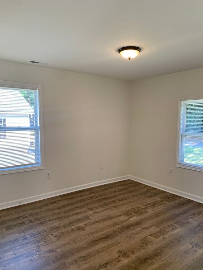 Building Photo - $500 OFF 1ST MONTH'S RENT! 3 Bedroom, 1 Bath house on Hillsdale Drive