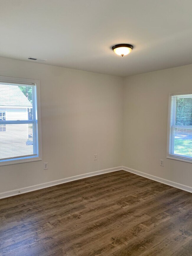 Building Photo - $500 OFF 1ST MONTH'S RENT! LAWNCARE INCLUD...