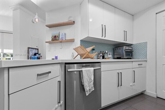 Building Photo - 2000 N Bayshore Dr