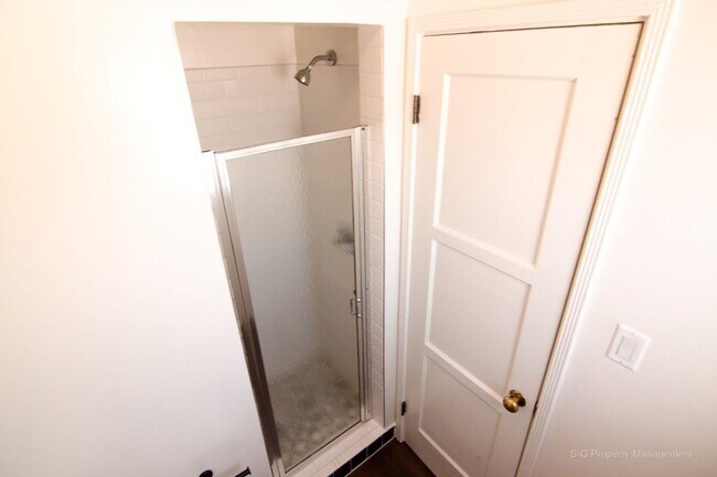 Building Photo - Sunset Drive, 4363-4377