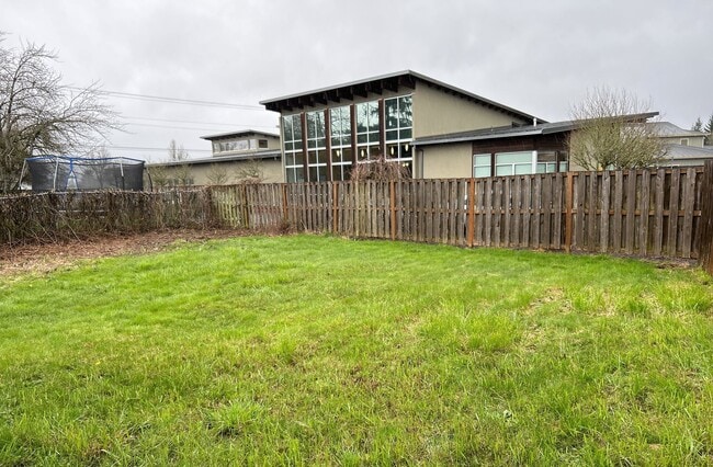 Building Photo - 125 NE Kingwood Dr