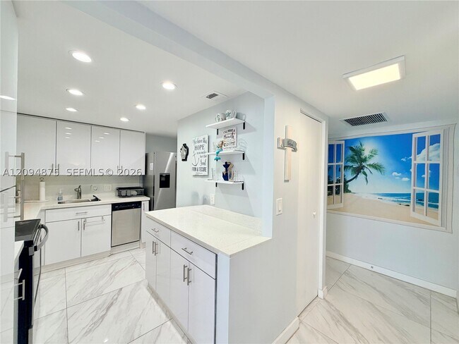 Building Photo - 2201 S Ocean Dr