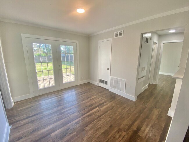 Building Photo - Pre- leasing now for 3/2 home near Maxey Park and Covenant Hospital