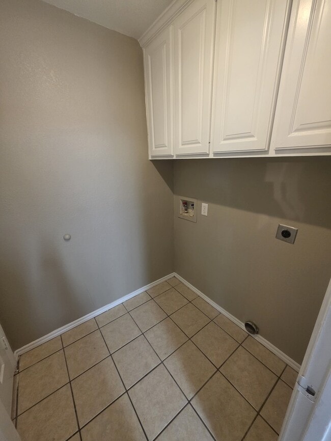 Building Photo - 3 bed 2 bath home