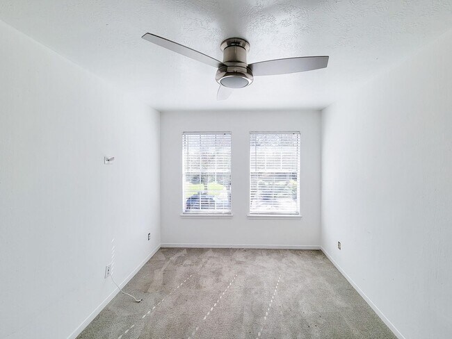 Building Photo - NICE 4 BEDROOM 2 BATH LEASE HOME WITH 2327 SF