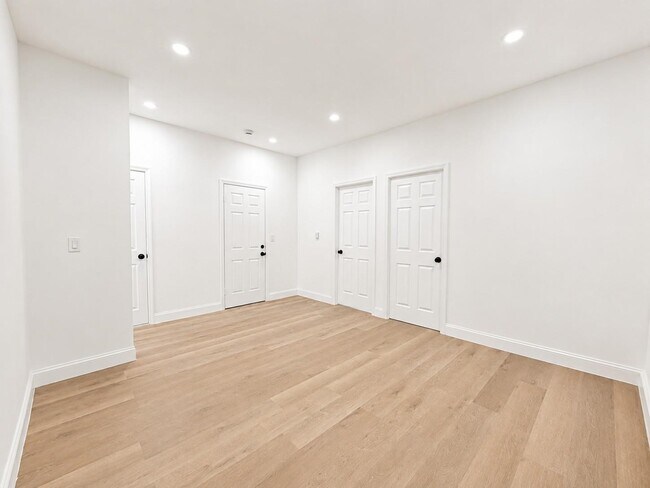 Building Photo - 428 56th St