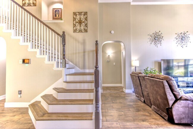 Building Photo - Beautifully Maintained 4 bed/3bath 2 Story Brick home