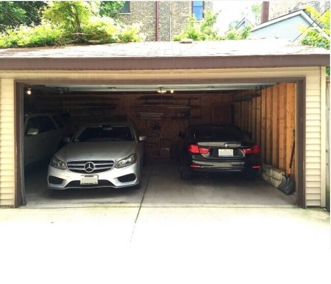 Building Photo - 622 W Briar Pl