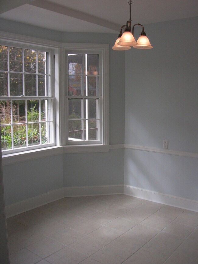 Building Photo - -- AVAILABLE MAY 8TH -- 3 BR / 2.5 BA Nice Brick home in Near West End. Available May 8th!