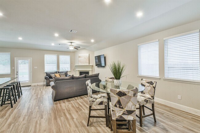 Building Photo - 22095 Volante Dr