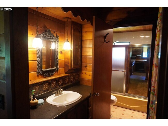 Building Photo - Cedar Built Home on Acreage for Lease in La Center