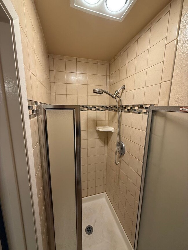 Building Photo - 2 Bed| 2 Bath | 967 SF | Single Story |