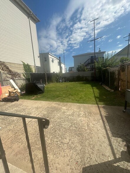 Building Photo - 202 S 5th St