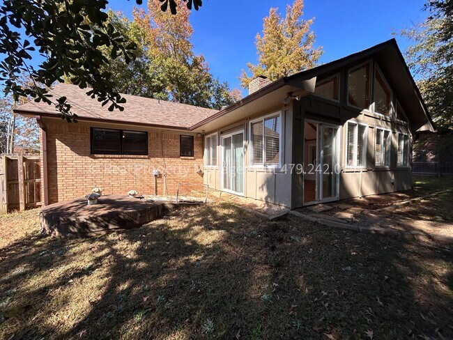Building Photo - RENT READY! Charming 3 bed 2 bath home in the Eastside of Fort Smith!