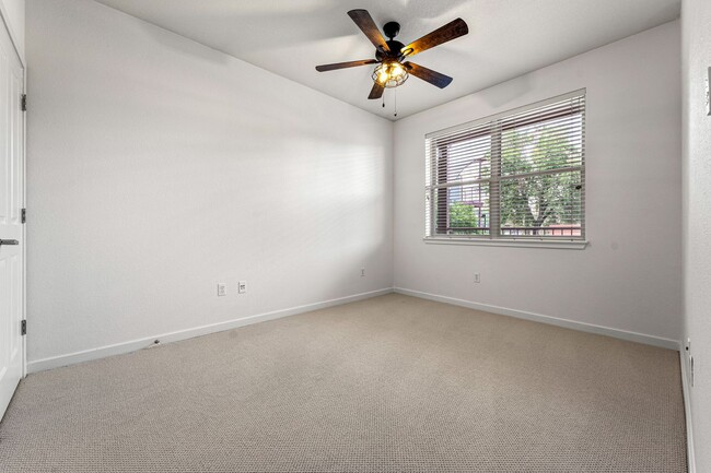 Building Photo - Updated 1BD/1BA Condo on Open Space!