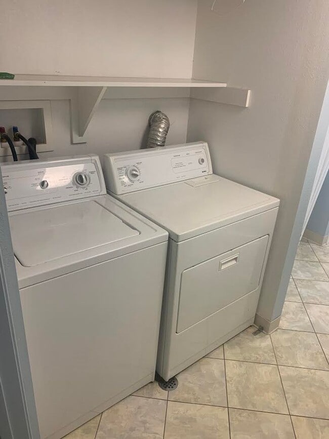 Building Photo - Colonial Style Home on Park-Like Grounds