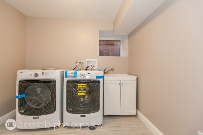 Building Photo - 806 S Oakley Blvd