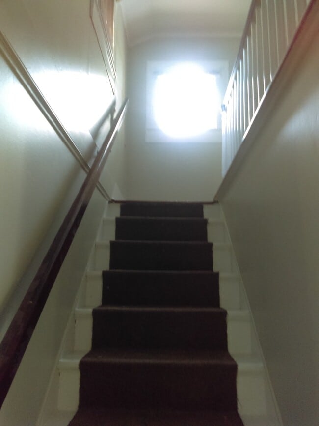Building Photo - Spacious Two Story Home