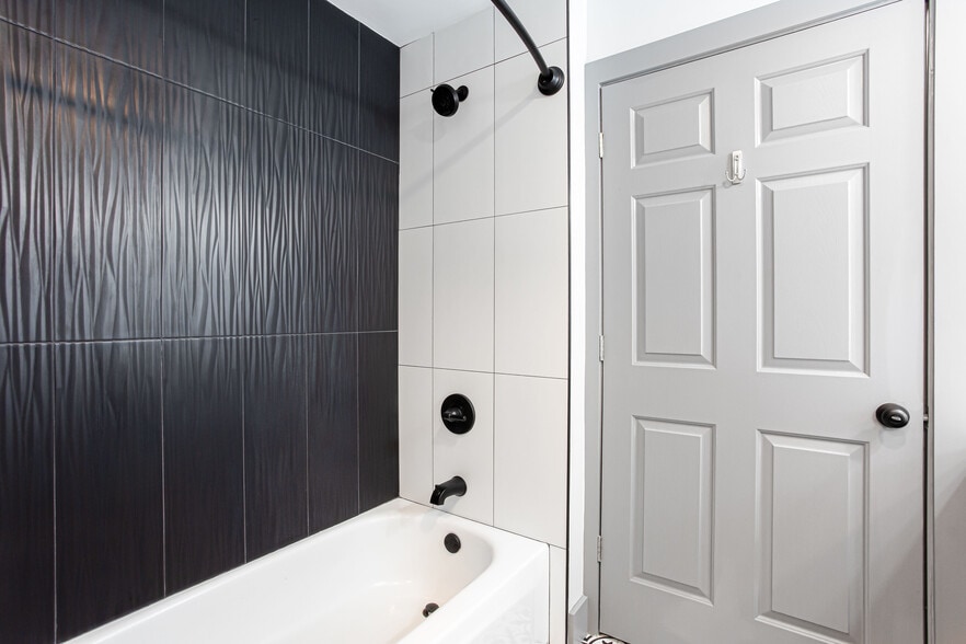 Building Photo - 1074 Peachtree Walk NE