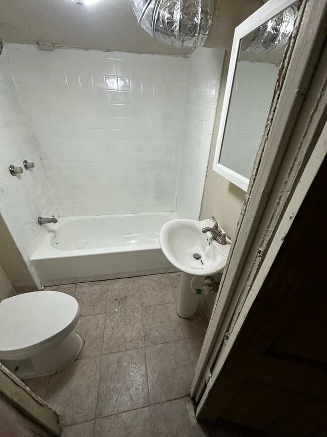 Building Photo - 435 S Poplar Ave