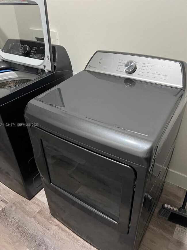 Building Photo - 710 Bedford Point Ave