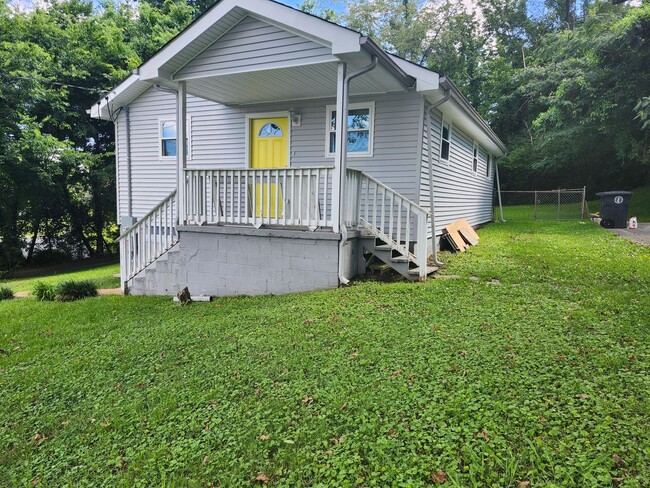 Primary Photo - 2 bedroom 1 bath fully updated home in Eas...