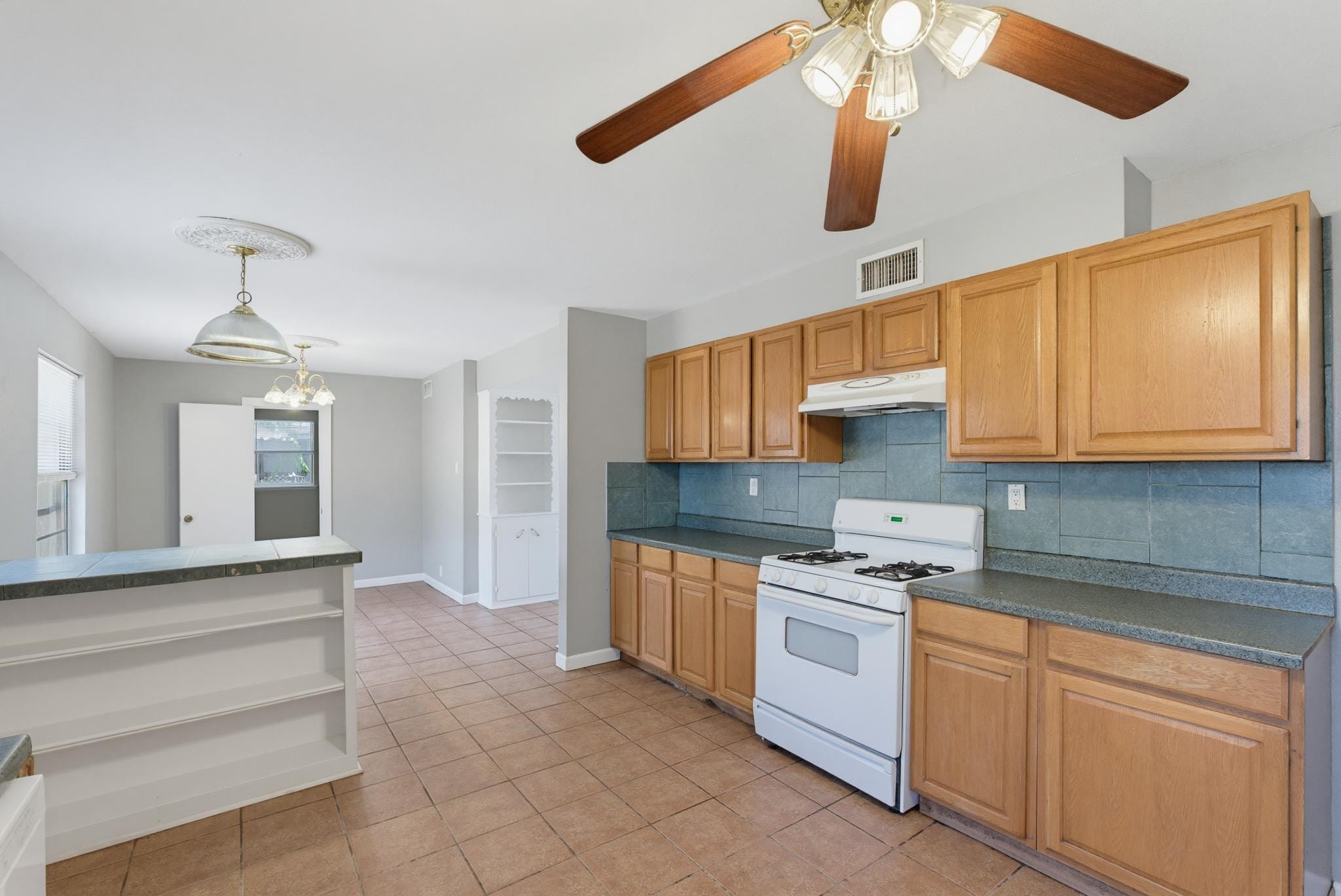 Building Photo - 618 S La Salle Dr