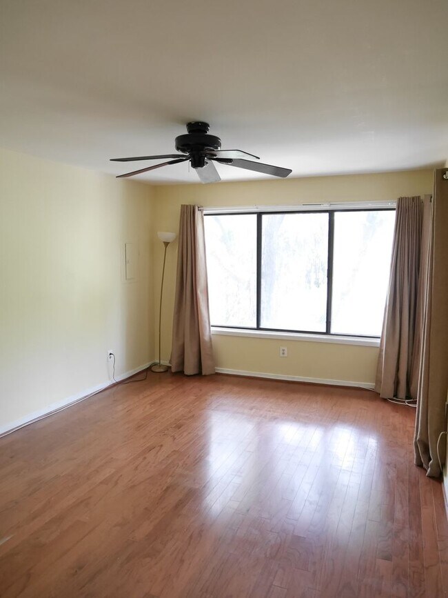 Building Photo - Beautiful 2 Bedroom Condo with a Loft- PRIME LOCATION!!