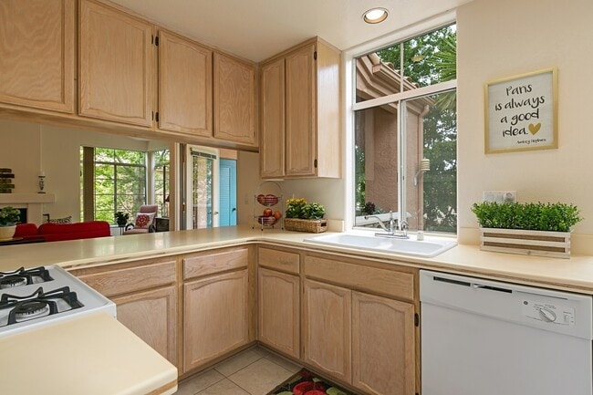 Building Photo - 3525 Cameo Dr