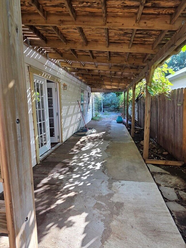 Building Photo - 121 Amelia Ct